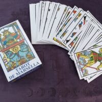 cartas de tarot marsella junto a su caja