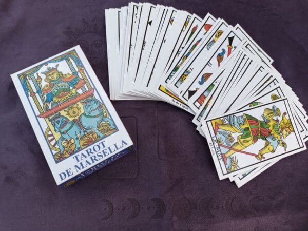 cartas de tarot marsella junto a su caja