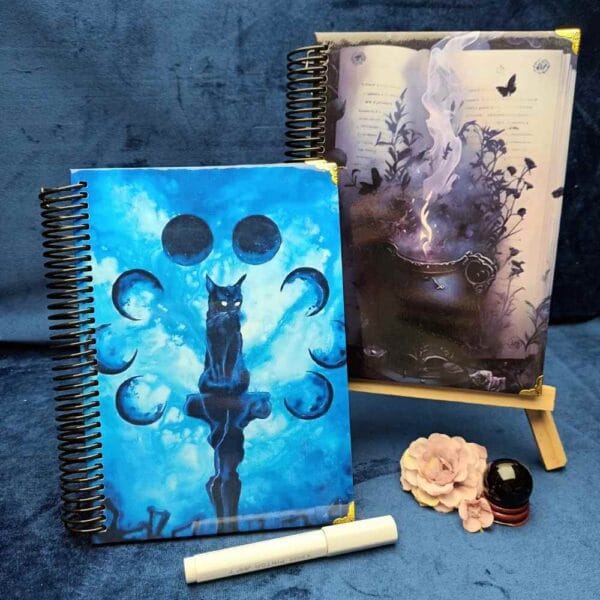 2 grimorios de hojas negras, diseño lunar y diseño magico